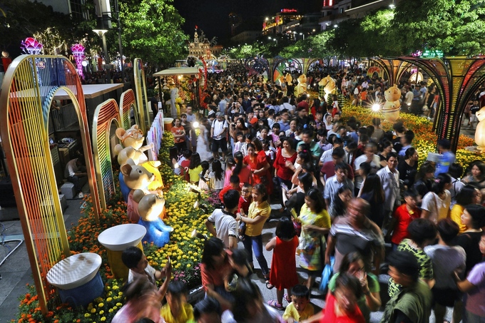 Hàng nghìn du khách tham quan đường hoa Nguyễn Huệ tết Canh Tý. Ảnh: Hữu Khoa.
