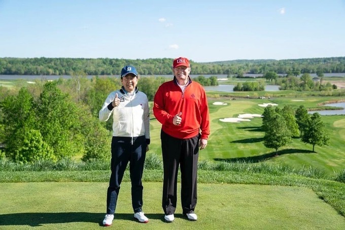 Trump (phải) và Abe chơi golf tại câu lạc bộ của Trump năm 2019. Ảnh: Instagram/realdonaldtrump.