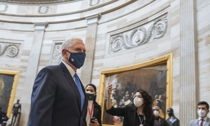 Phó tổng thống Mỹ Mike Pence bên trong tòa nhà quốc hội ngày 6/1, trước khi cuộc bạo loạn Đồi Capitol nổ ra. Ảnh: Washington Post.
