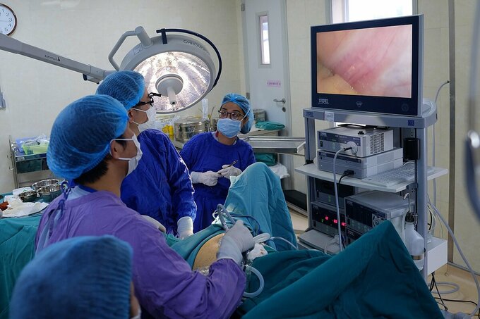 [Bác sĩ phẫu thuật tạo hình âm đạo cho người phụ nữ ngày 26/1. Ảnh: Bệnh viện cung cấp.