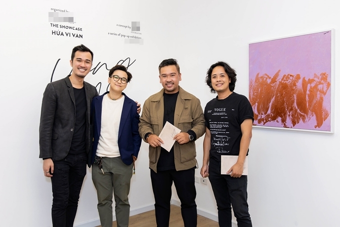 Đạo diễn Lê Thiện Viễn và đạo diễn Lý Minh Thắng (từ trái qua) đến chúc mừng nghệ sĩ đa tài Hứa Vĩ Văn.