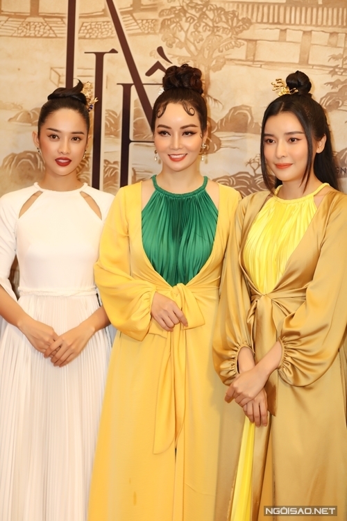 Đạo diễn Mai Thu Huyền chính thức giới thiệu hai nữ chính Trình Mỹ Duyên (trái - vai Thúy Kiều) và Cao Thái Hà (Vai Hoạn Thư).