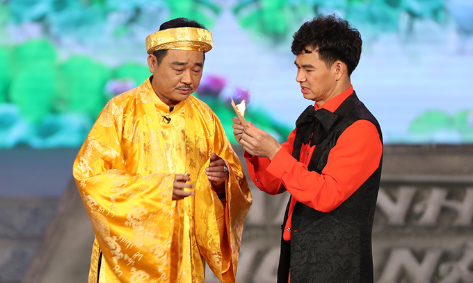 Ngọc Hoàng - Quốc Khánh (trái) và Nam Tào - Xuân Bắc - không xuất hiện từ đầu đến cuối chương trình.