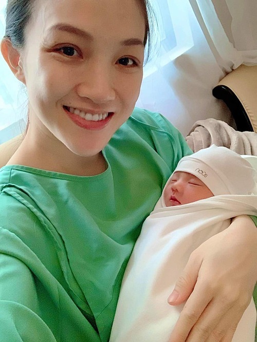 Thái Ngọc Bích - vợ ca sĩ Phan Đình Tùng - tươi tắn bên con trai mới sinh.