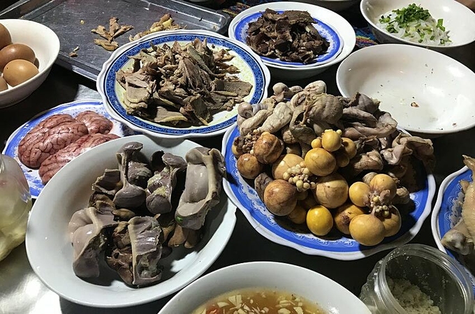 Các nguyên liệu đi kèm khi làm bún, cháo, phở ở các quán ăn Việt. Ảnh: Fabienne Fong Yan