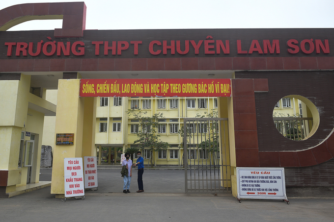 Các bảng hiệu yêu cầu thực hiện biện pháp phòng chống Covid-19 trước cổng trường THPT chuyên Lam Sơn (Thanh Hoá). Ảnh: Lê Hoàng.