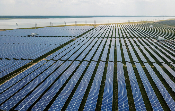 Dự án điện mặt trời Dầu Tiếng (Tây Ninh) nằm cạnh hồ Dầu Tiếng tháng 5/2019. Ảnh: Quỳnh Trần.
