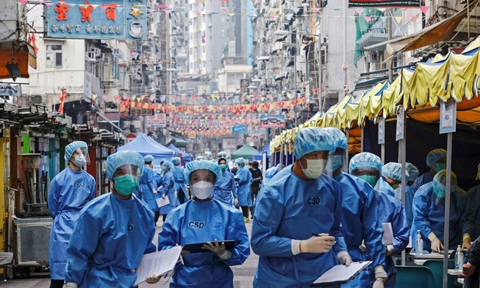 Nhân viên y tế tại một khu dân cư bị phong tỏa nhằm ngăn Covid-19 ở Hong Kong ngày 23/1. Ảnh: Reuters.